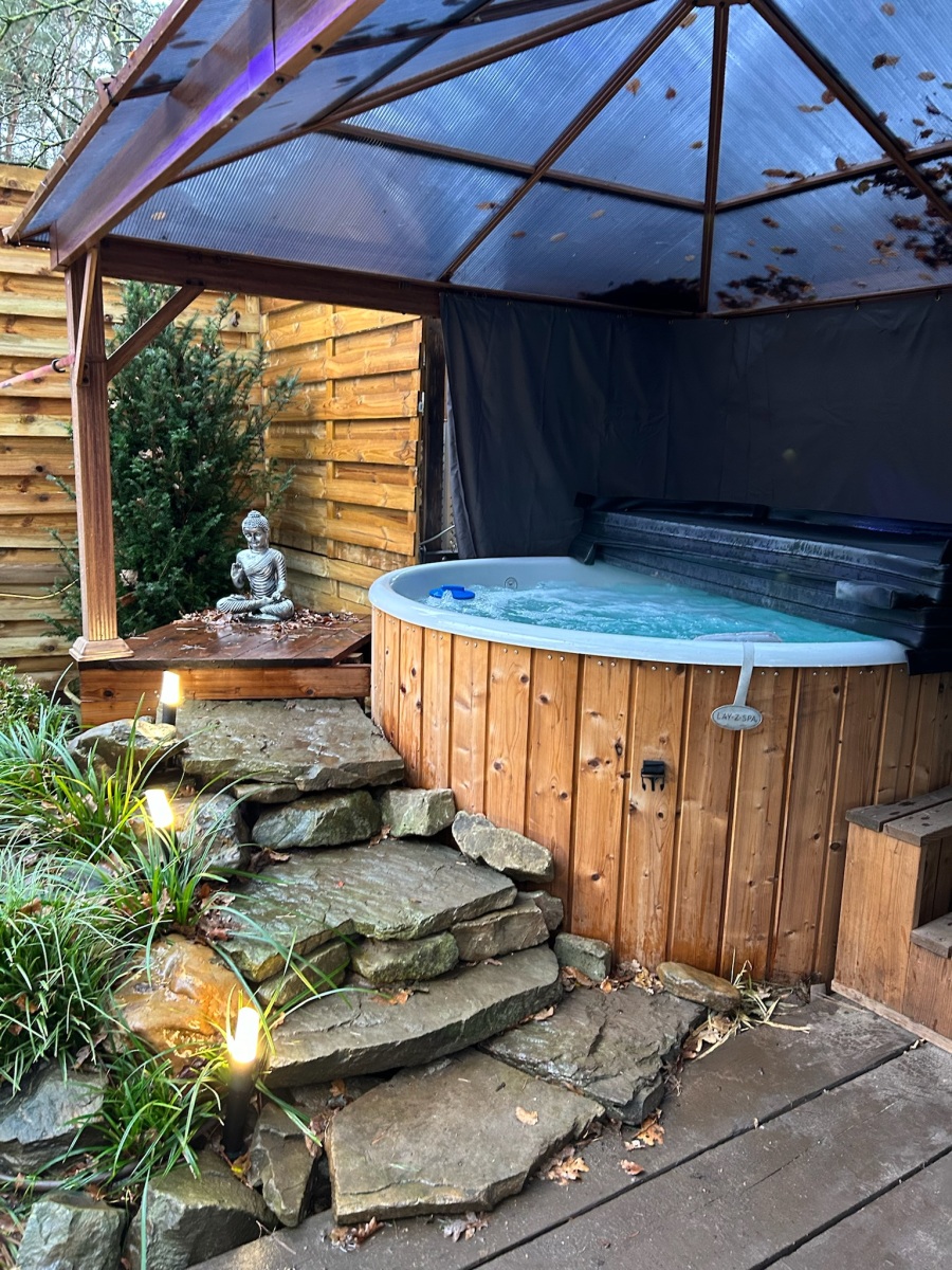 De hottub met een trapje van natuursteen