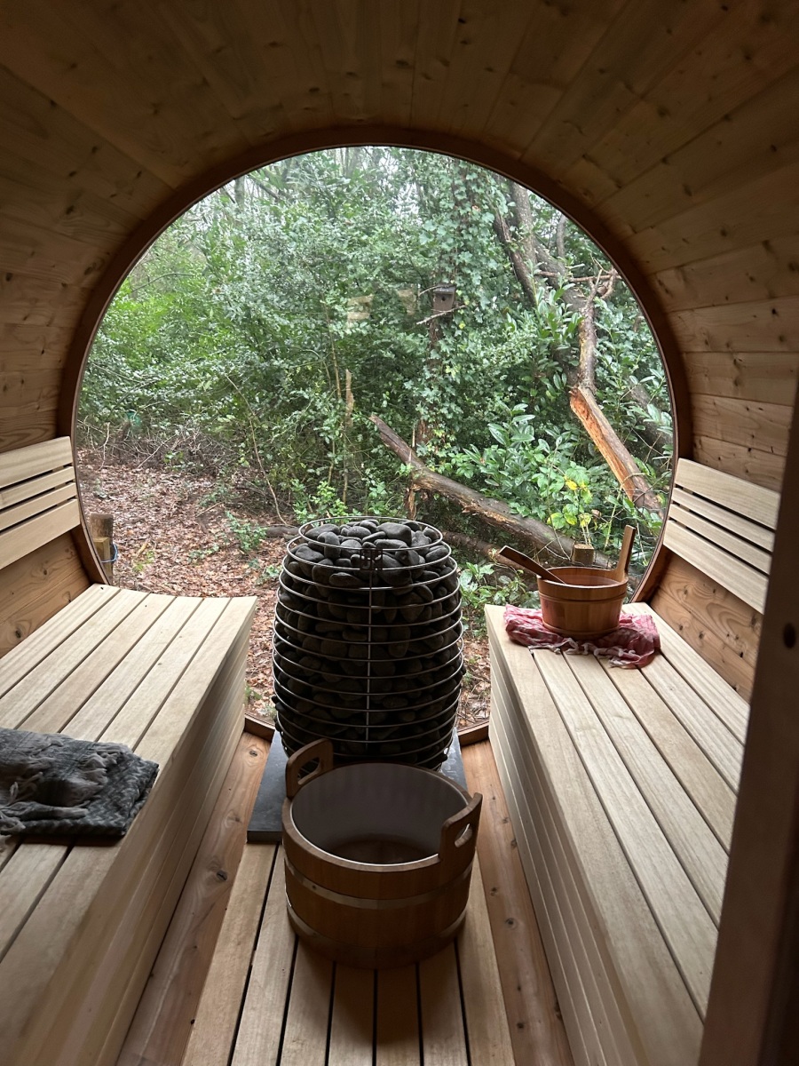 De tonsauna met uitzicht op het groen