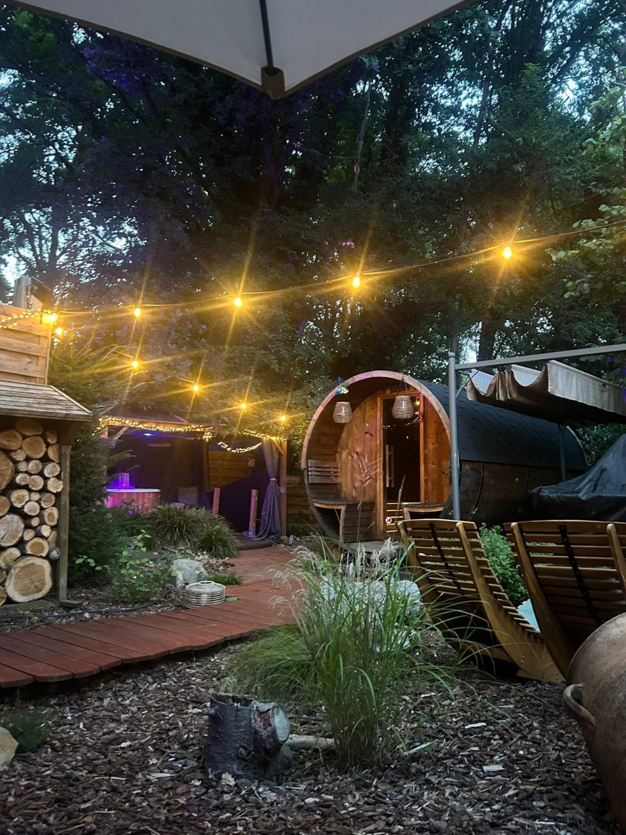 Lichtjes boven het tuinpad naar de tonsauna