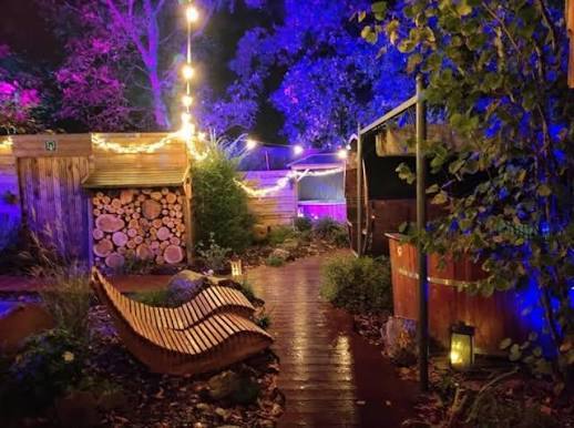 Ligstoelen in de tuin bij avond