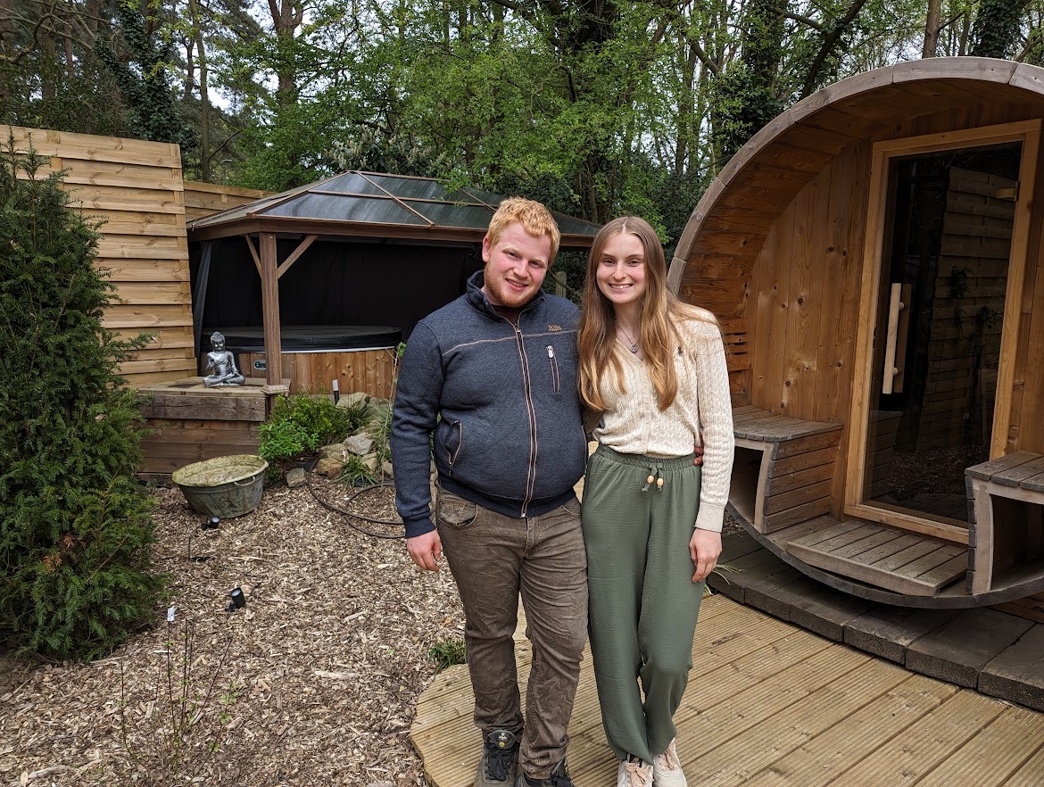 Jeroen en Jana, de oprichters van Woodwellness, voor de tonsauna