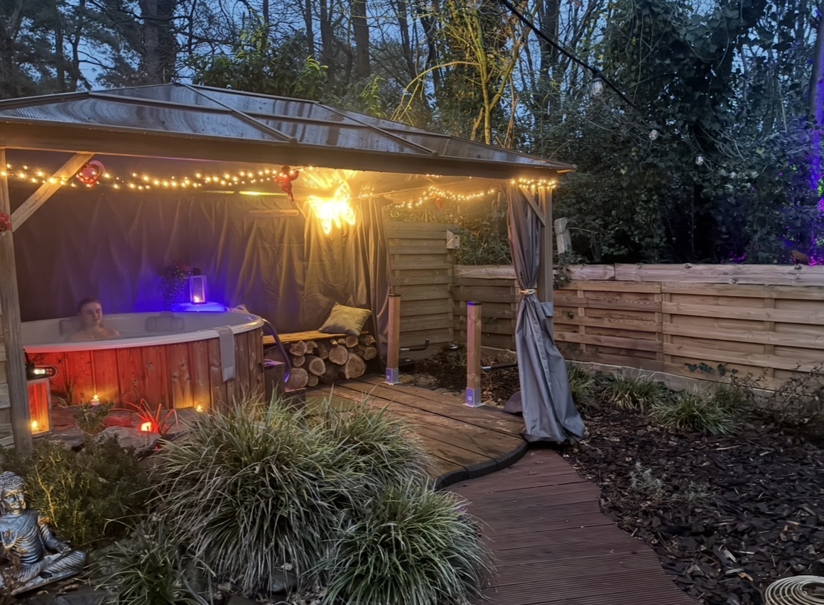 De hottub onder het afdak bij valavond