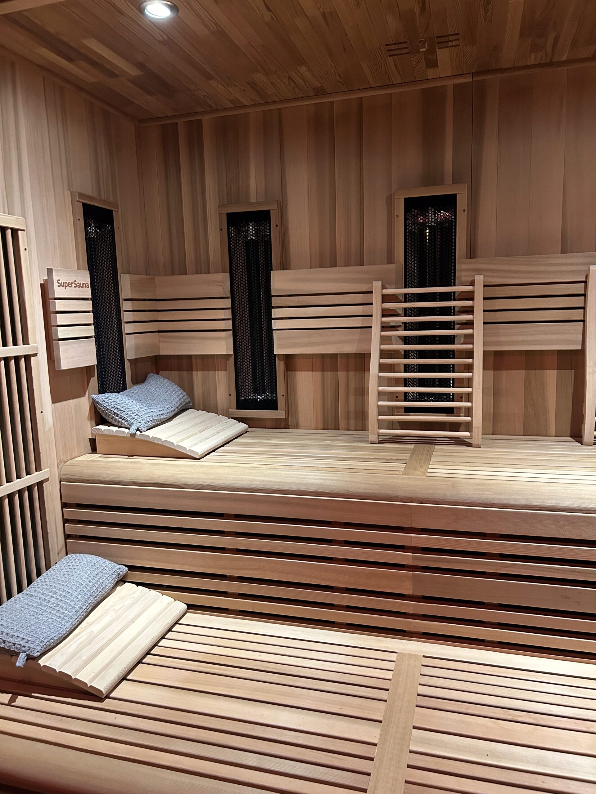 Infraroodsauna met houten banken en kussens