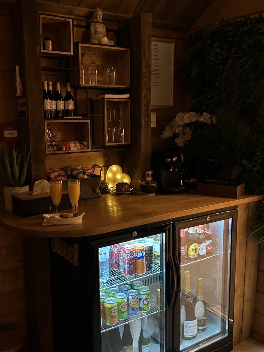 Gezellige rustruimte met bar en drankjes