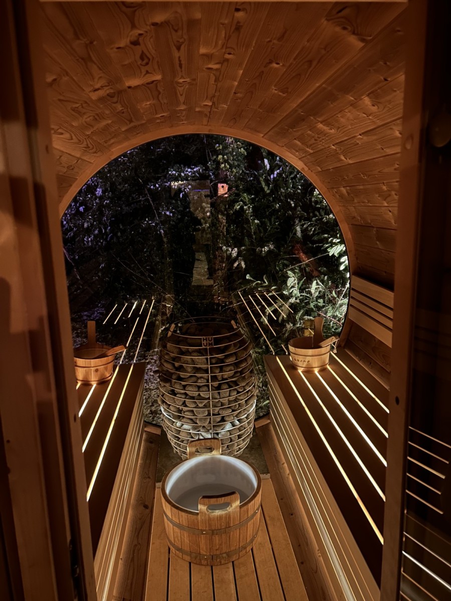 Zicht in de tonsauna bij avond