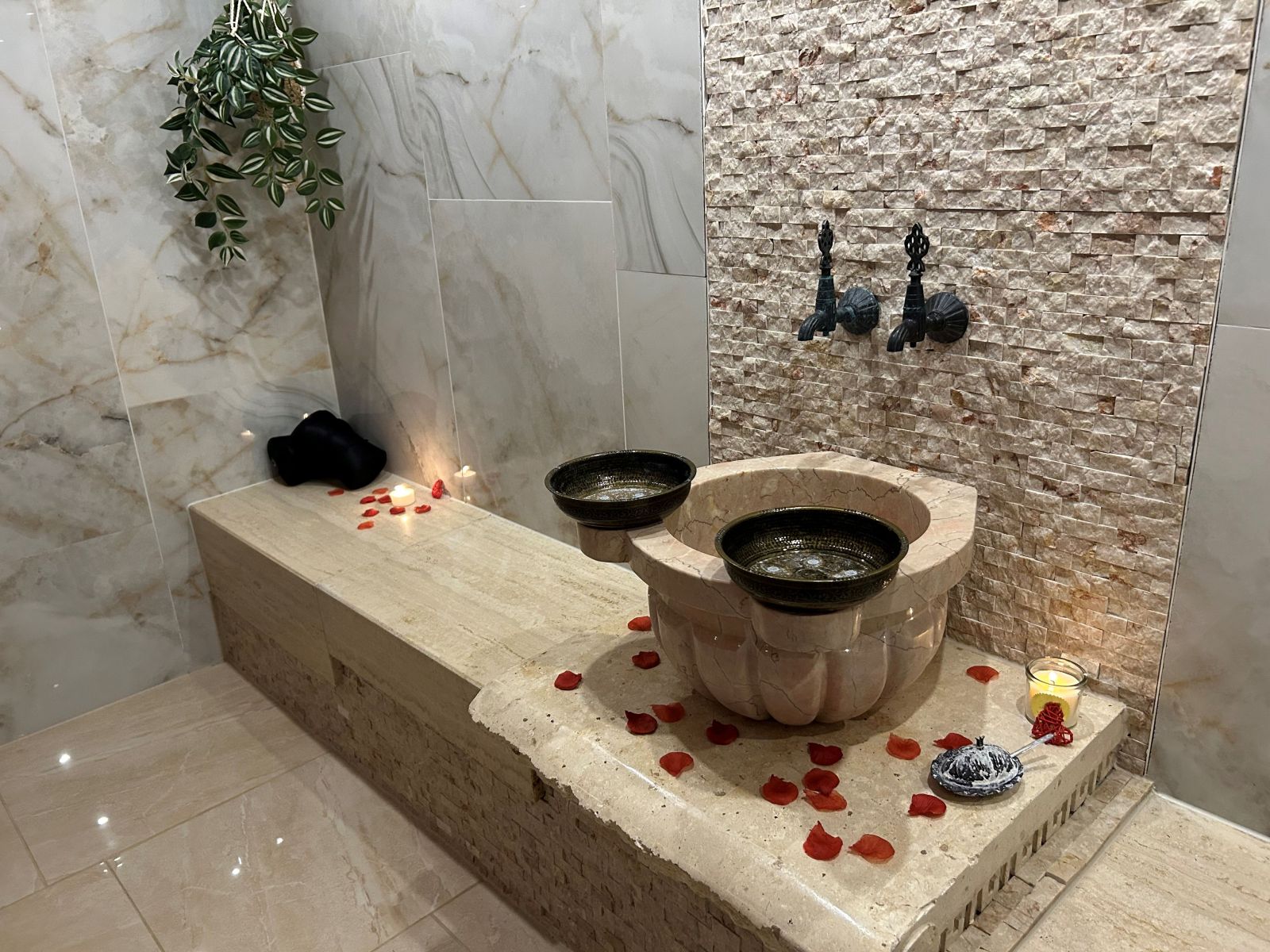 Hamam met marmeren wanden en rozenblaadjes