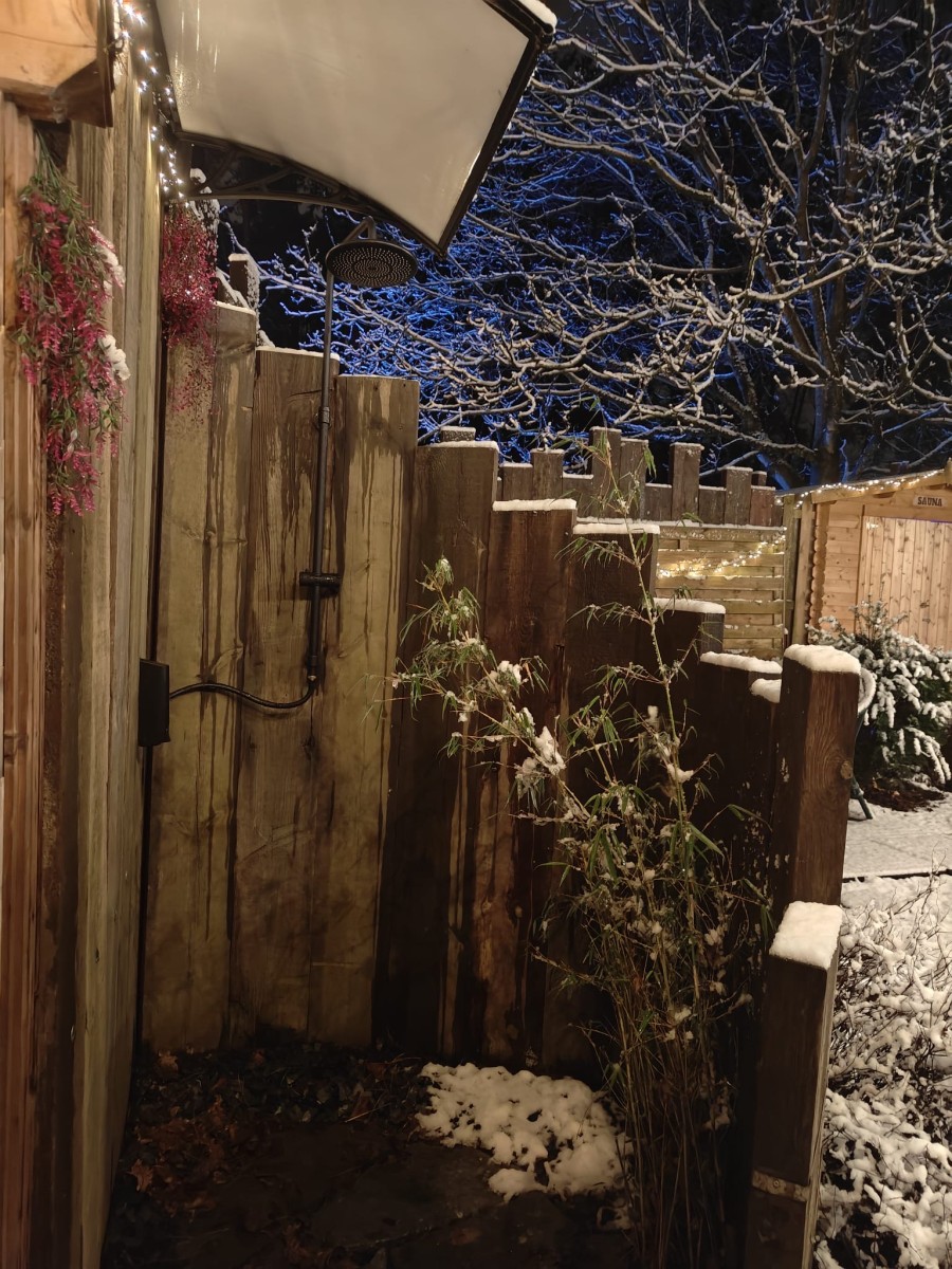 De buitendouche in de winter